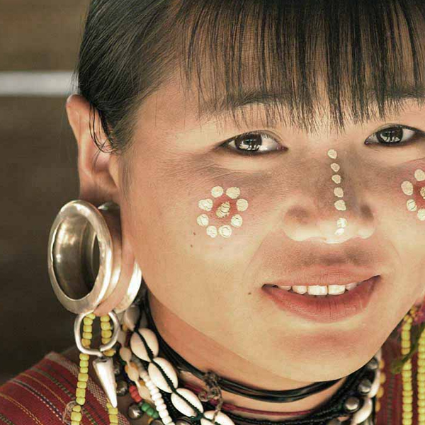 Девушка с пирсингом в Тибете