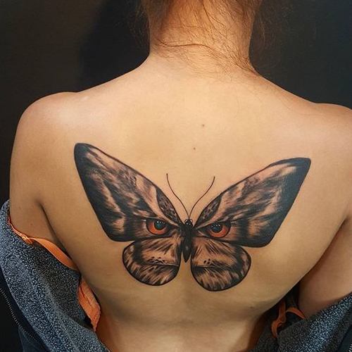 Татуировка бабочка на спине и девушки