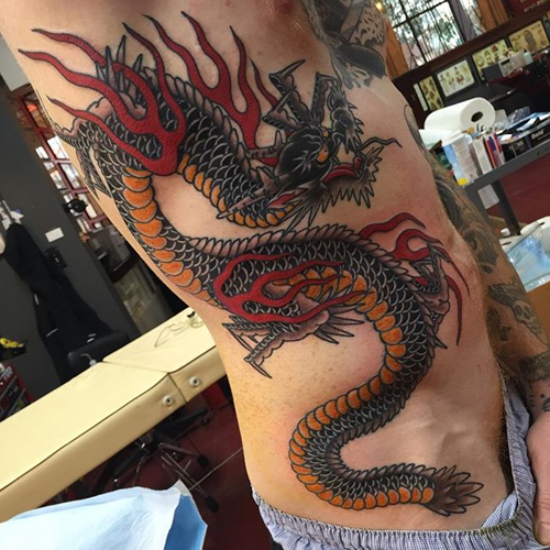 Татуировка дракона на животе