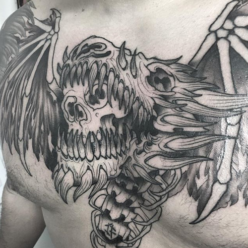 Татуировки драконов на груди