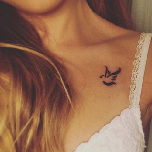 Татуировка голубя на плече у девушки