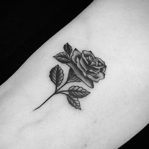 Татуировка черная роза на ноге