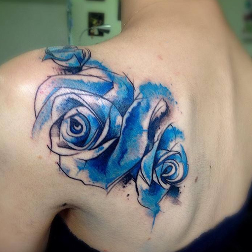 Татуировка синяя роза на руке