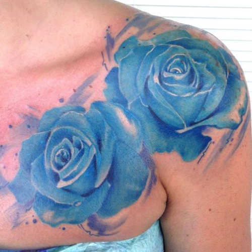 Татуировка синяя роза на руке