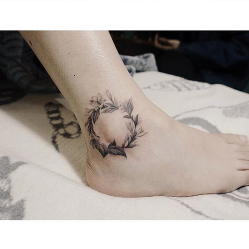 Татуировка на ноге у девушки