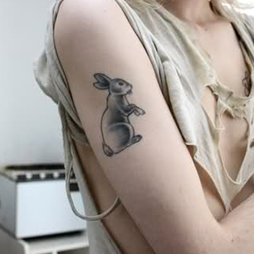 Татуировка кролик на руке