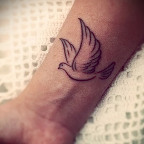 Татуировка голубь на руке